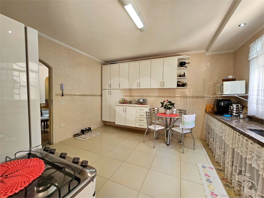 Casa térrea em Atibaia com 3 dormitórios (2 suítes), piscina, espaço gourmet, condomínio fechado