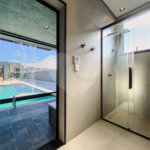 Indaiatuba - Quintas da Terracota - 1252 m² de terreno - casa térrea com 514 m² de área construída -3 vagas de garagem cobertas e 3 descobertas Lavabo - Sala de estar e jantar amplas e integradas - Escritório privativo - Cozinha toda equipada com geladeira, forno, micro-ondas, lava-louças,