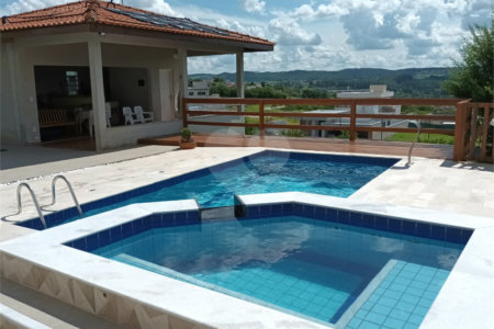 Casa à venda com 3 quartos, sendo 2 suítes,  no condomínio Vila Hípica I, Vinhedo - SP