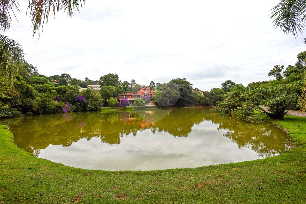 Casa à venda com 4 quartos, sendo 2 suítes,  no condomínio Granja Vianna II, Cotia - SP