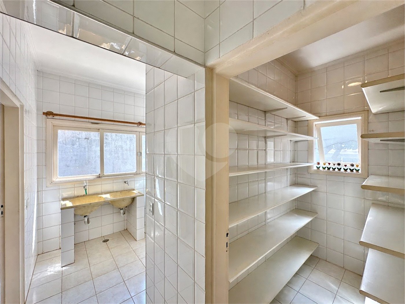 Casa à venda com 4 quartos, sendo 2 suítes,  no condomínio Granja Vianna II, Cotia - SP