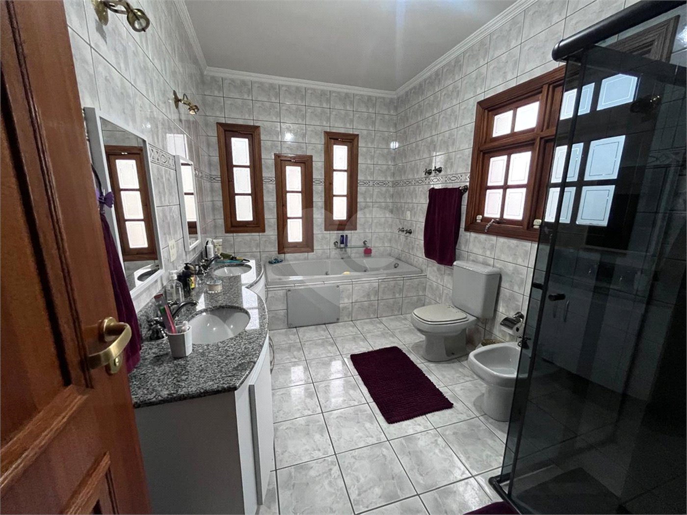 Casa à venda com 4 quartos, sendo 2 suítes, no condomínio Jornalista Américo Ariza, São Paulo - SP