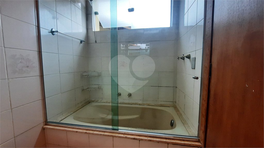 Sobrado à venda com 4 quartos, sendo 3 suítes,  em Interlagos, São Paulo, SP