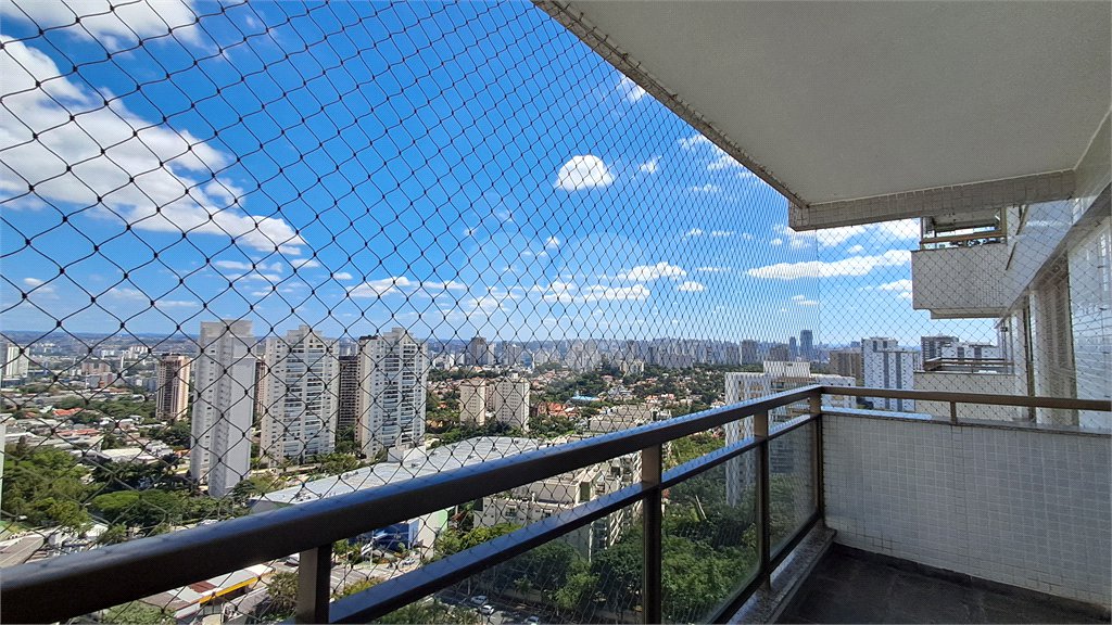 Apartamento à venda com 3 quartos, sendo 1 suíte,  em Alto da Boa Vista, São Paulo, SP