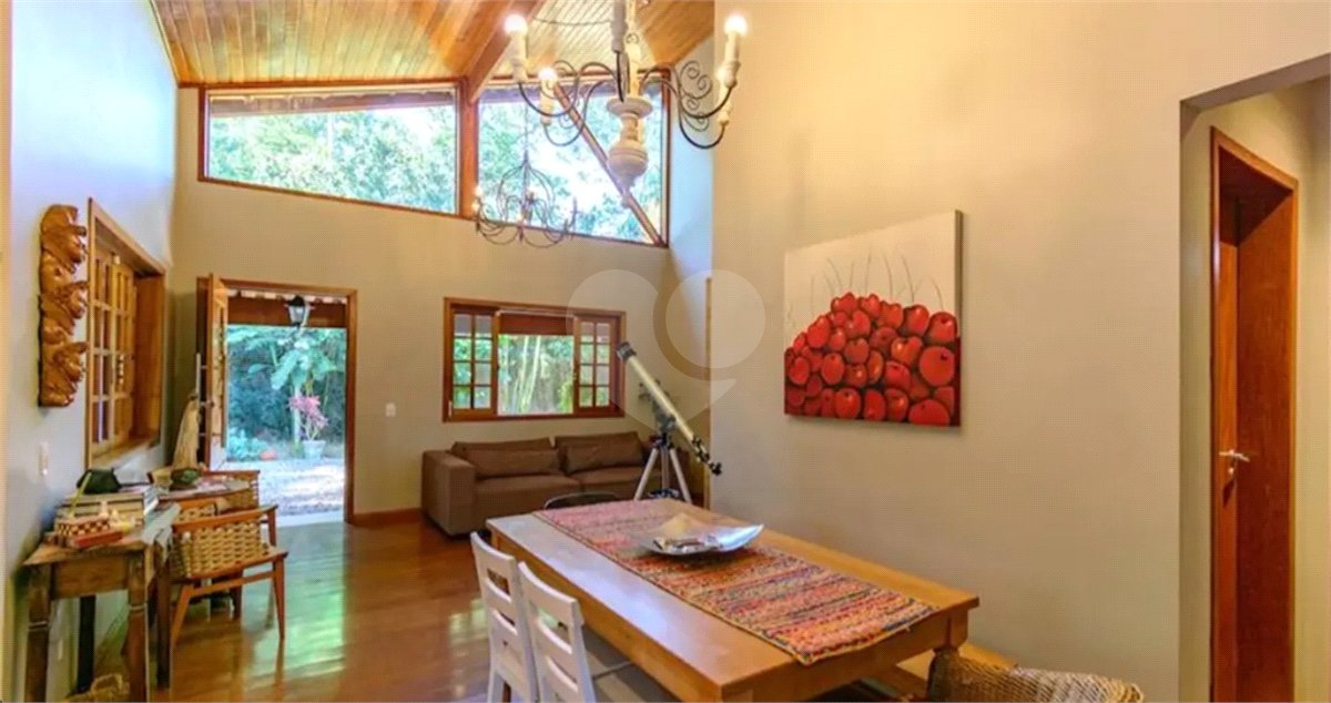 Casa à venda com 4 quartos, sendo 2 suítes,  em Granja Viana, Cotia, SP