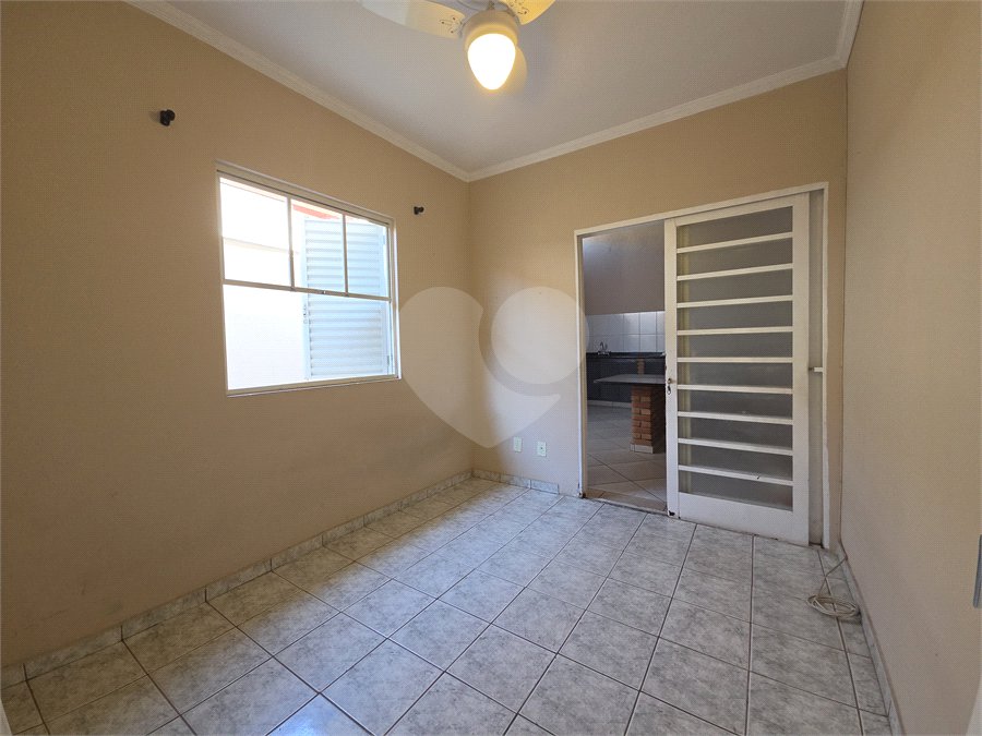 Casa à venda com 3 quartos, sendo 1 suíte, no condomínio Parque das Árvores, Sorocaba - SP