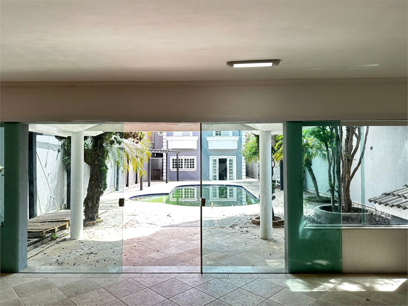 Sobrado à venda com 4 quartos, sendo 3 suítes,  em Vila Áurea, Poá, SP