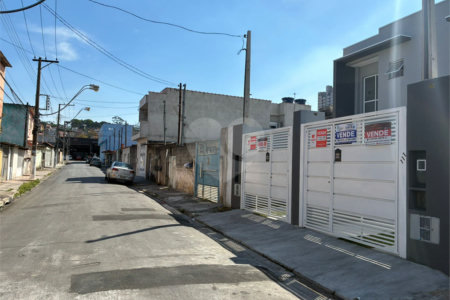 Sobrado à venda com 3 quartos, sendo 1 suíte, em Calmon Viana, Poá, SP