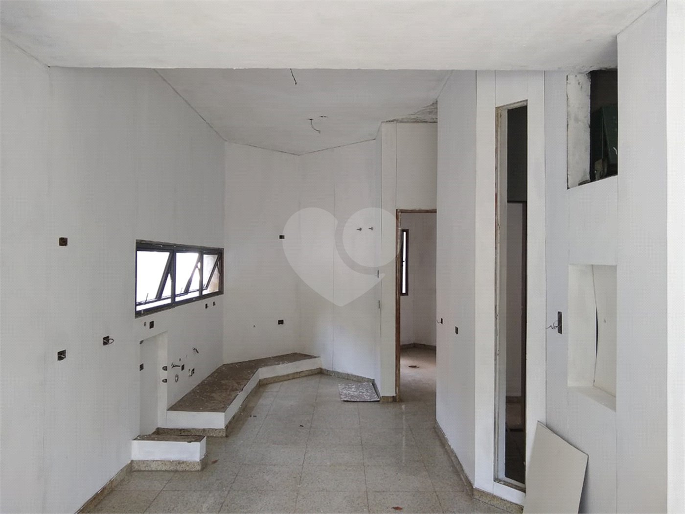 Sobrado à venda com 4 quartos, sendo 3 suítes,  em Morumbi, São Paulo, SP