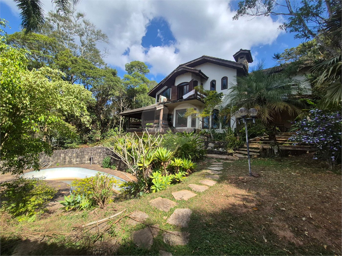 Casa à venda com 3 quartos, sendo 4 suítes, no condomínio Alpes da Cantareira, Mairiporã - SP