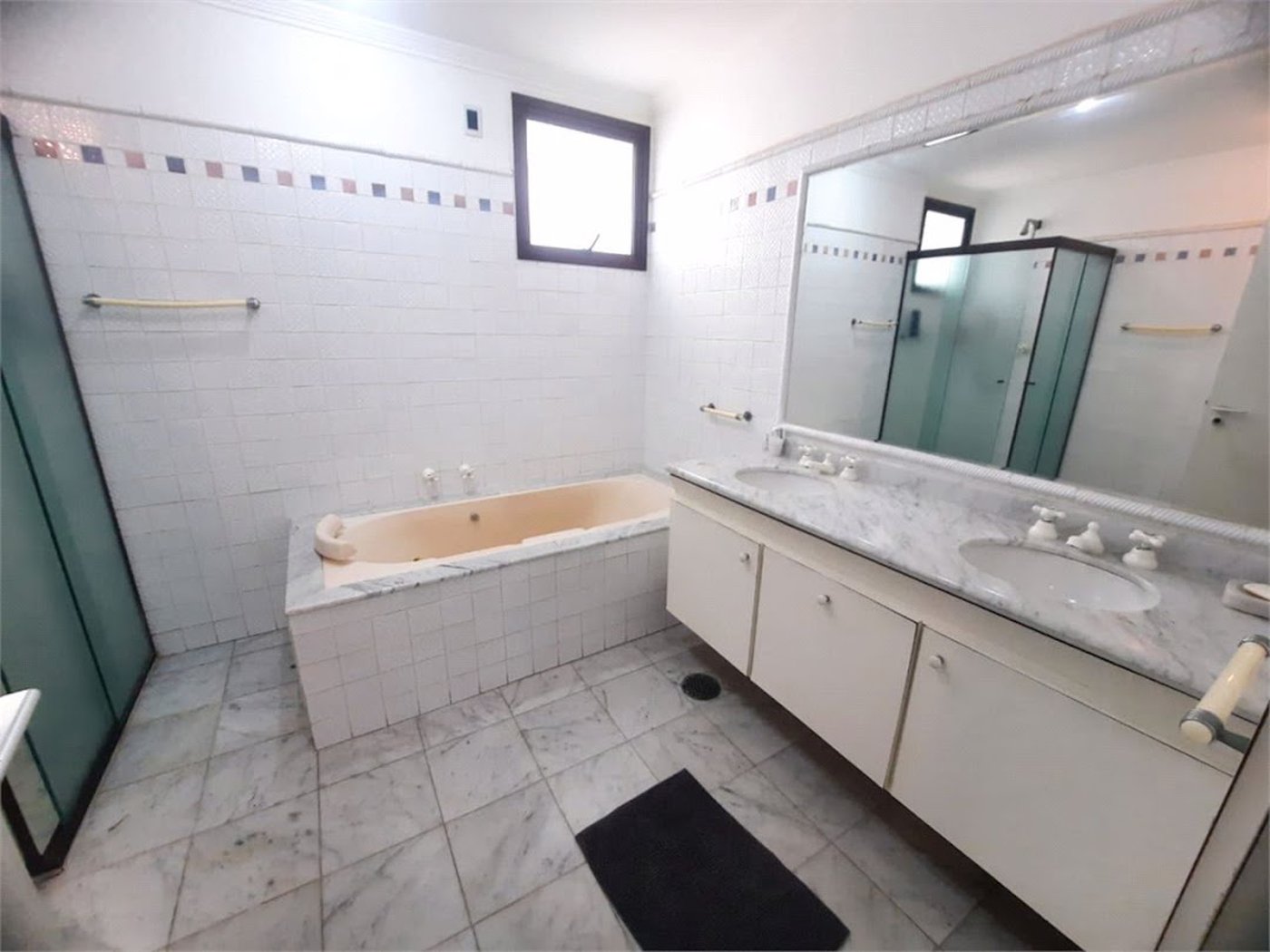 Apartamento Residencial à venda, Pitangueiras, Guarujá - AP0136.