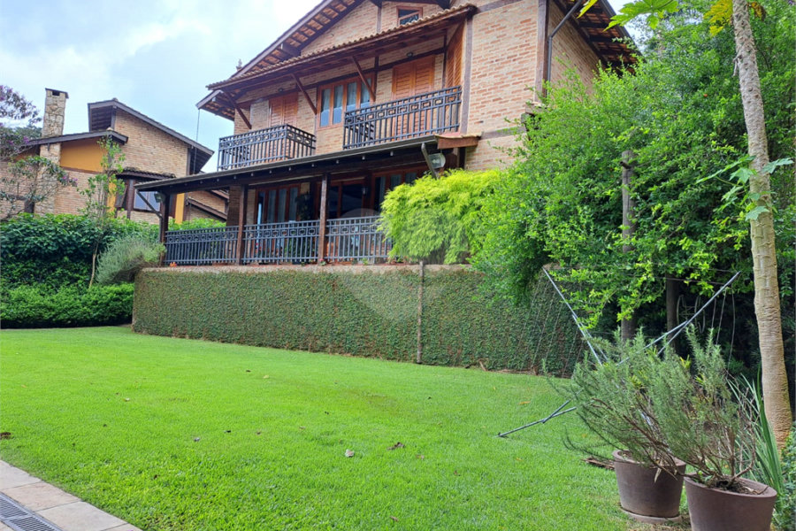 Casa à venda ou para alugar com 3 quartos, sendo 1 suíte,  no condomínio Parque Petrópolis 4 Secção, Mairiporã - SP