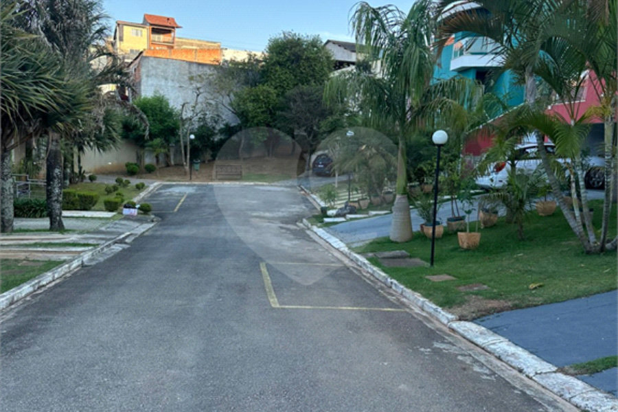 Casa à venda com 4 quartos, sendo 1 suíte,  no condomínio Jardim das Acácias, Cotia - SP