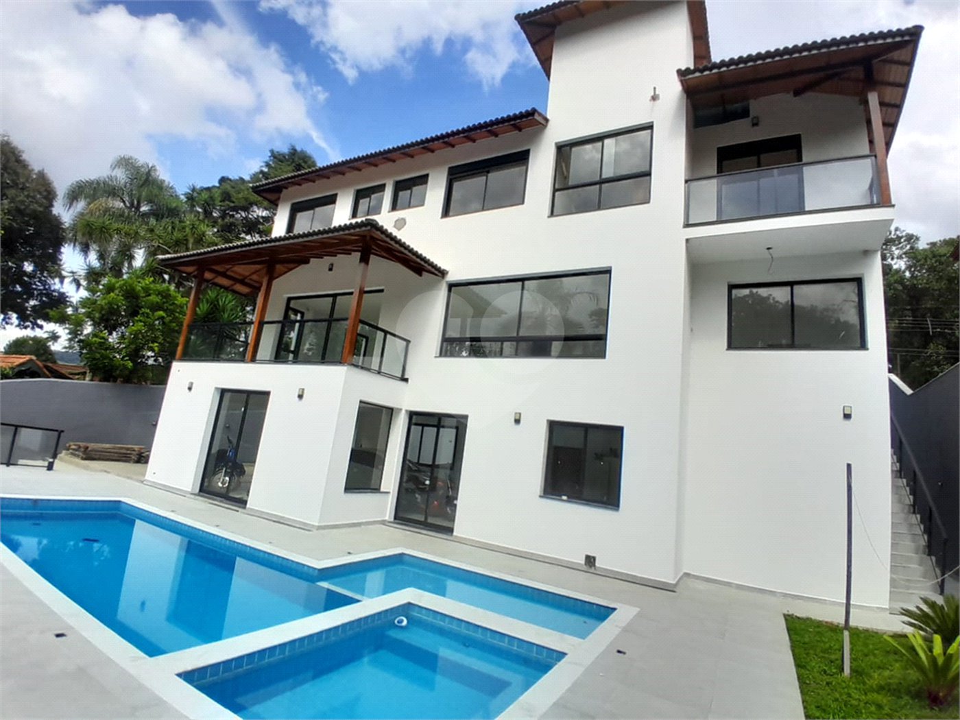 Casa à venda ou para alugar com 3 suítes no condomínio Sausalito, Mairiporã - SP