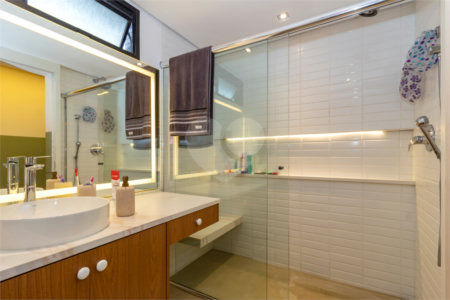 Apartamento à venda com 3 quartos, sendo 1 suíte, em Moema, São Paulo, SP