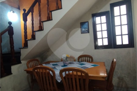 Sobrado à venda com 3 quartos, sendo 1 suíte, em Biritiba, Poá, SP