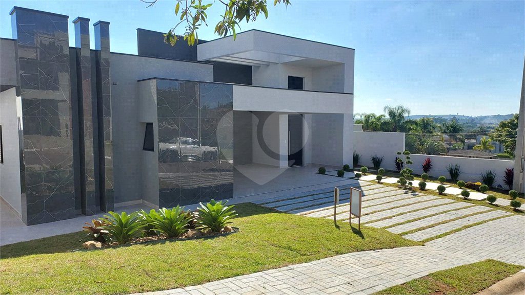 Casa à venda com 3 suítes no condomínio Shambala III, Atibaia - SP