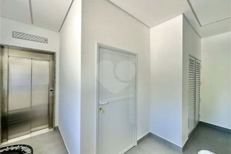 Casa Contemporânea e Mobiliada no Condomínio Palos Verdes – A Essência do Alto Padrão na Granja Viana – 7 suítes, 4 pavimentos com elevador