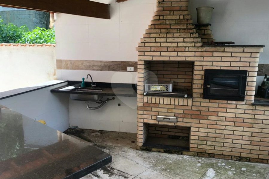 Casa à venda com 3 quartos, sendo 1 suíte, no condomínio Parque Suiça, Caieiras - SP