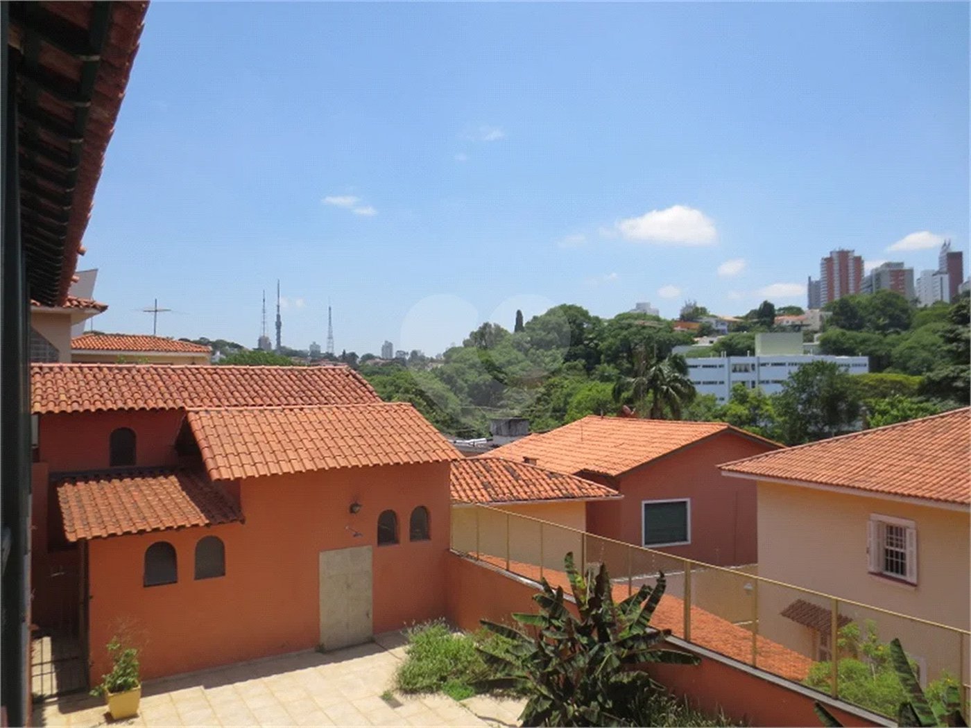 Casa no Pacaembu com ótima distribuição e amplo quintal em terreno em declive