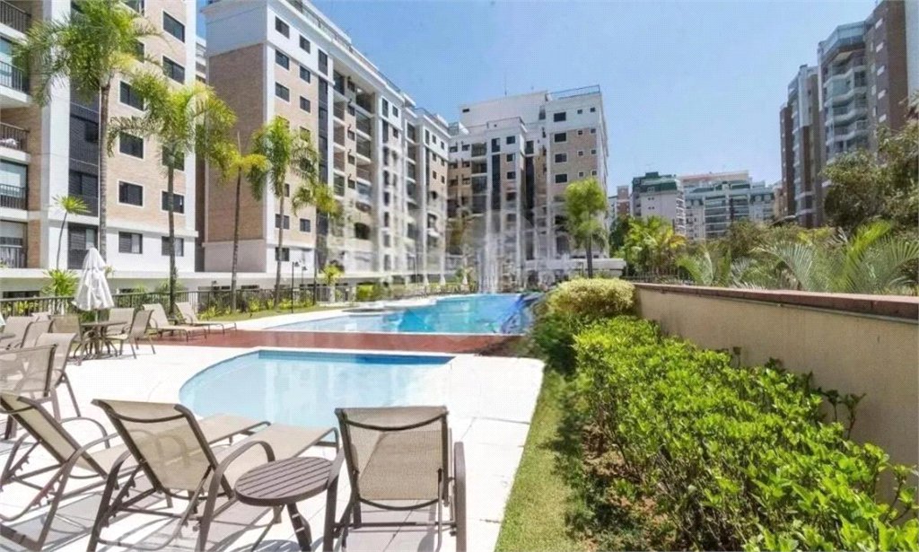 Apartamento à venda com 3 quartos, sendo 1 suíte,  em Cidade São Francisco, São Paulo, SP