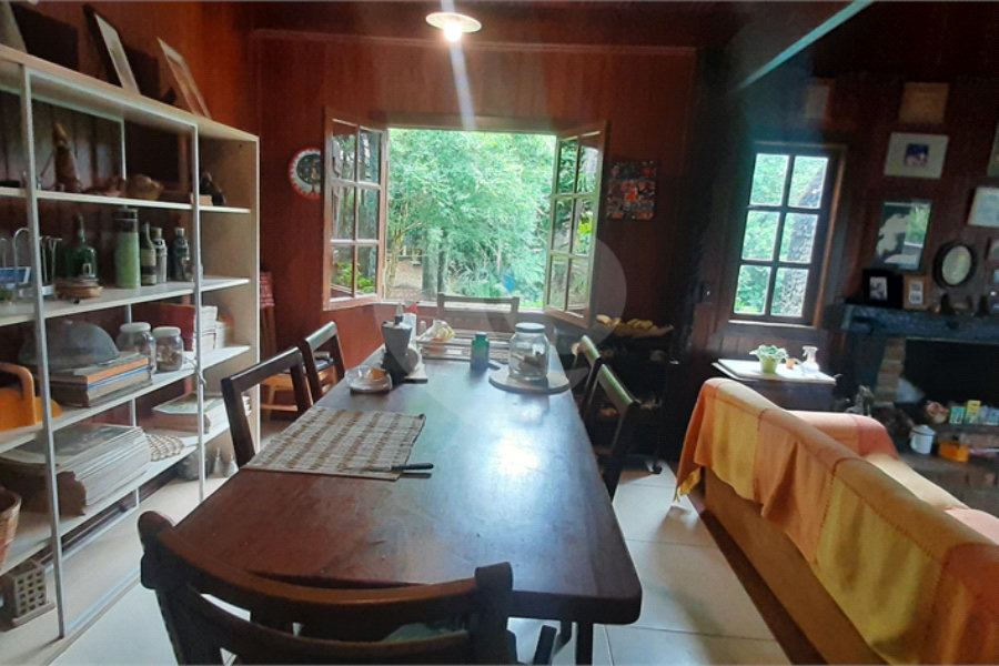 Casa à venda com 4 quartos, sendo 2 suítes, no condomínio Associação Reserva das Hortênsias, Mairiporã - SP