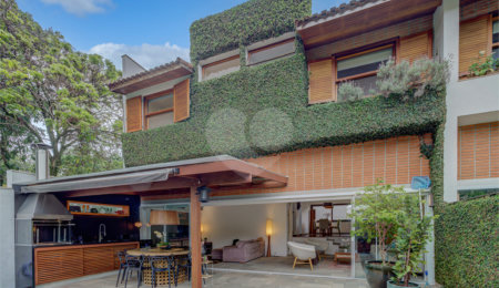 Casa à venda com 4 quartos, sendo 2 suítes,  no condomínio Vila Antonieta, São Paulo - SP