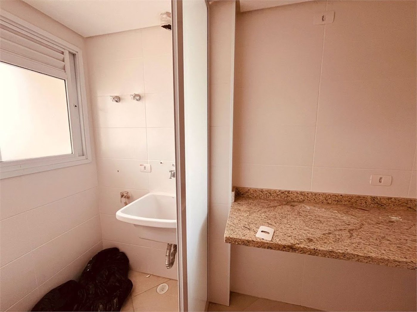 Apartamento com Varanda Gourmet em Condomínio Clube na Enseada – 2 Dormitórios