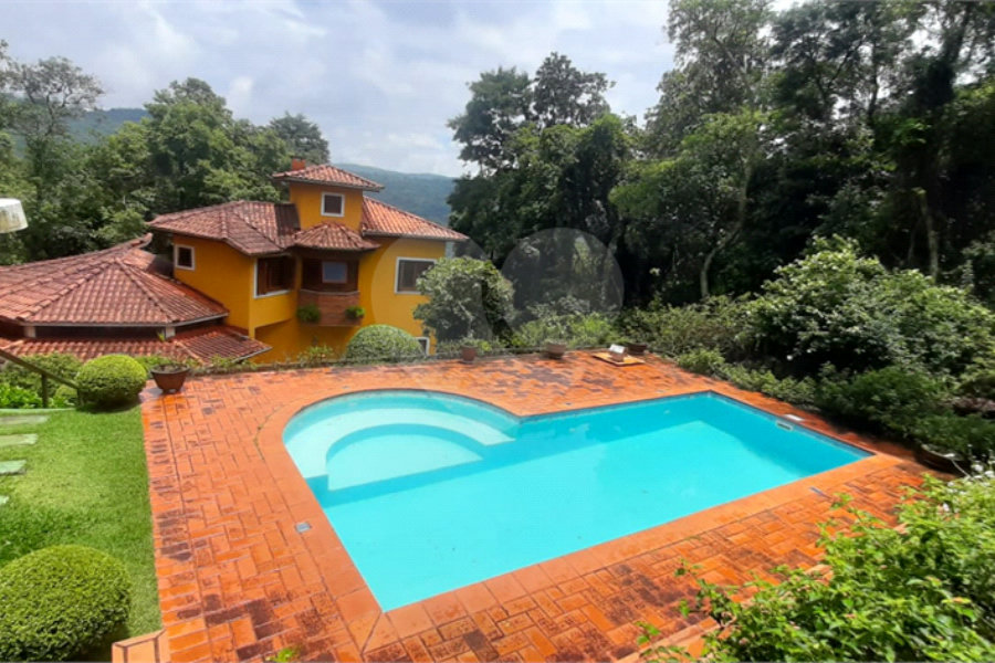 Casa à venda com 5 quartos, sendo 4 suítes, no condomínio Alpes da Cantareira, Mairiporã - SP