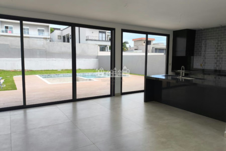 Casa à venda com 4 suítes no condomínio Figueira Garden, Atibaia - SP