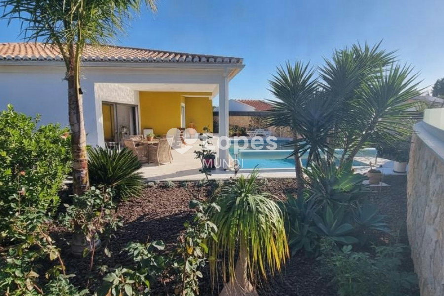 Casa com 3 quartos à venda em Mexilhoeira Grande, Portimão, Portugal – Piscina