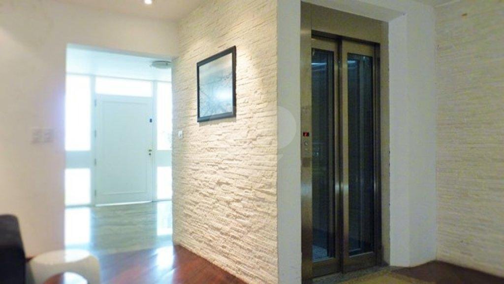 Sobrado à venda com 4 quartos, sendo 3 suítes, em Tremembé, São Paulo, SP