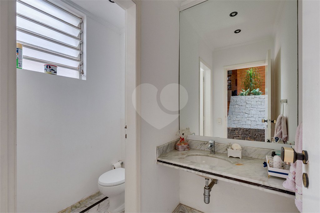 Sobrado à venda com 4 quartos, sendo 1 suíte, em Alto da Boa Vista, São Paulo, SP