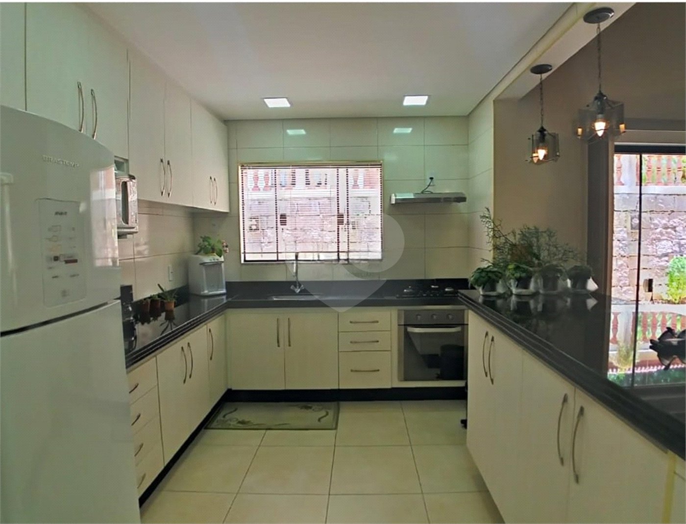 Casa à venda com 3 quartos, sendo 1 suíte, no condomínio Estância Marambaia, Vinhedo - SP