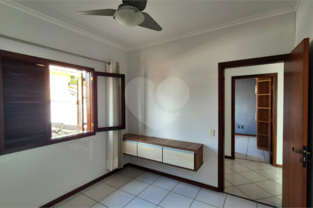 Casa à venda com 4 quartos, sendo 2 suítes, no condomínio Residencial Grape Village, Vinhedo - SP