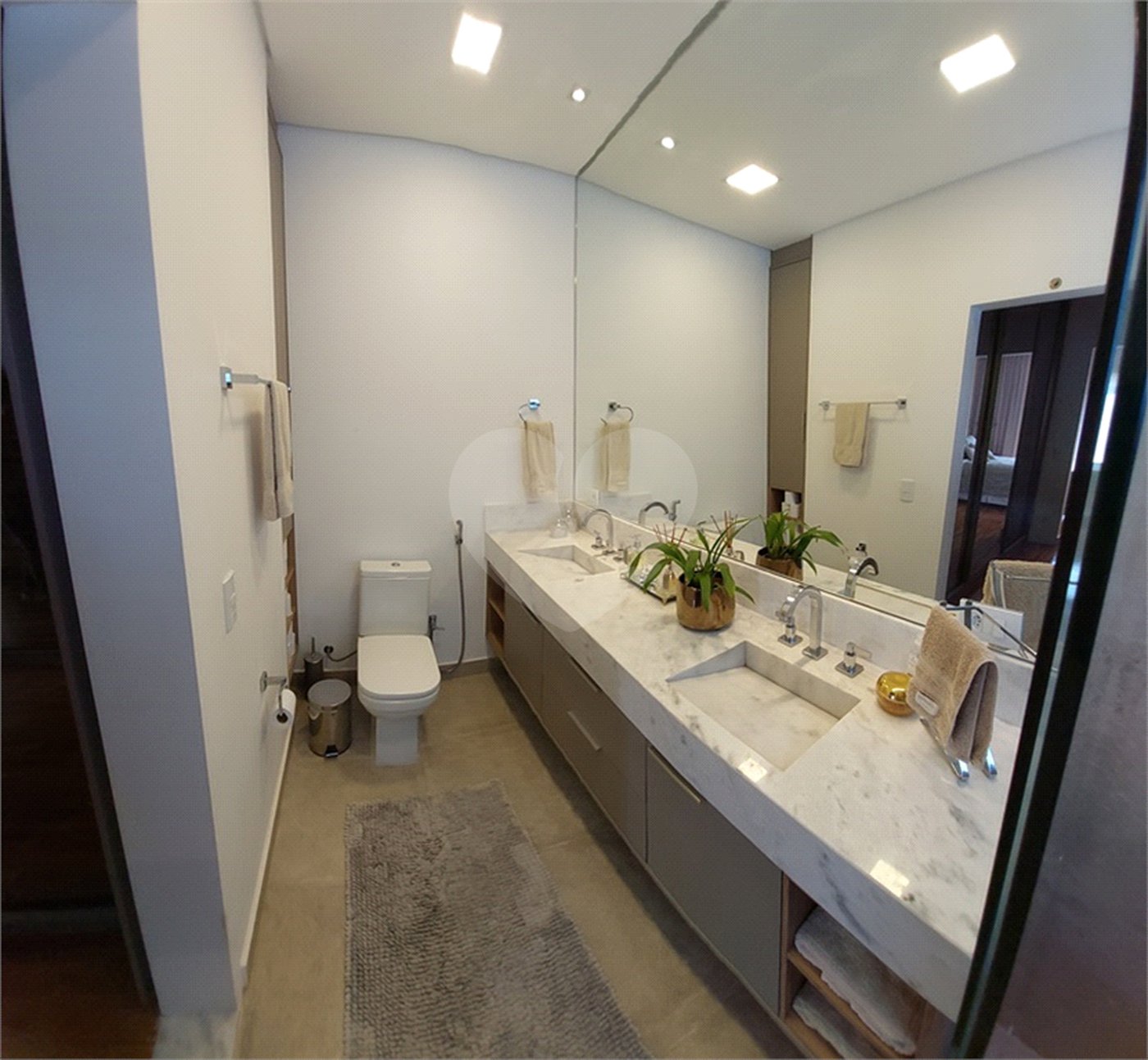 Casa à venda ou para alugar com 4 suítes no condomínio Figueira Garden, Atibaia - SP