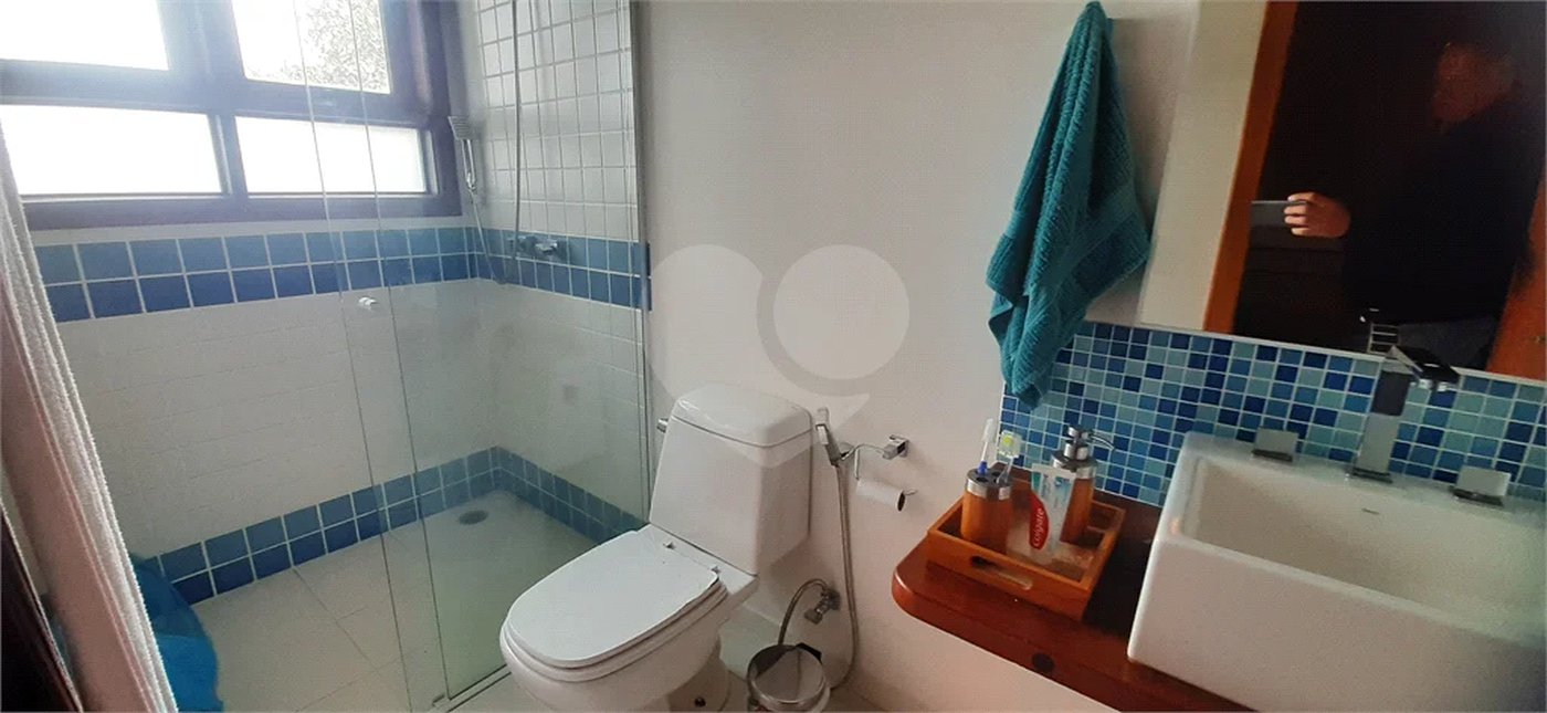 Casa à venda com 5 quartos, sendo 4 suítes, no condomínio Alpes da Cantareira, Mairiporã - SP
