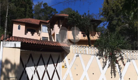 Casa à venda com 6 quartos, sendo 4 suítes,  no condomínio Alpes da Cantareira, Mairiporã - SP