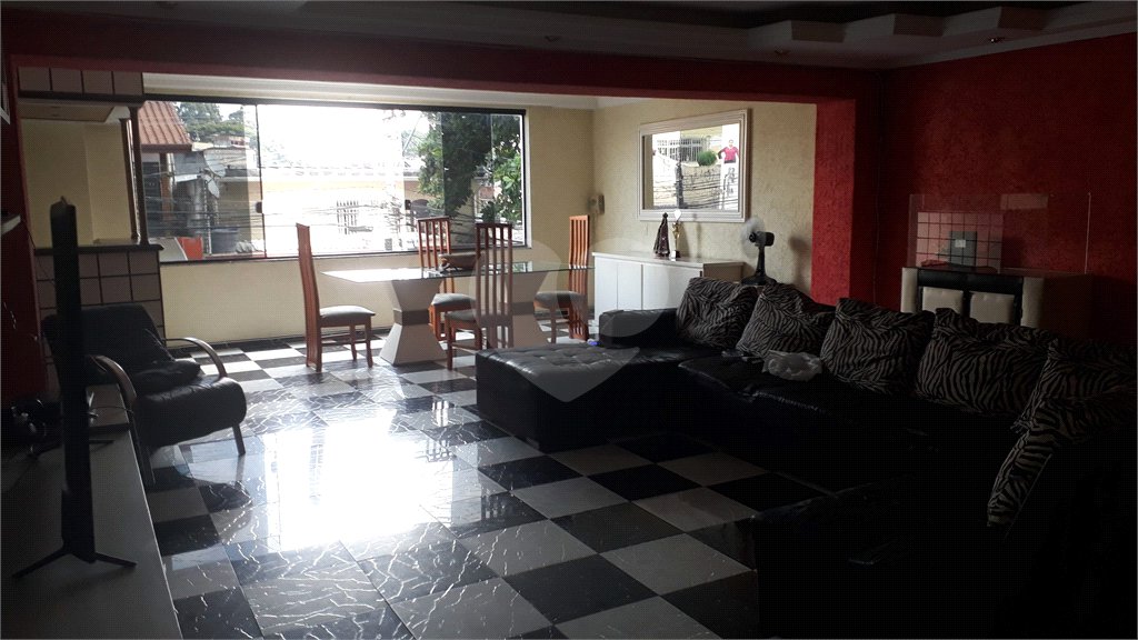 Sobrado à venda com 4 quartos, sendo 1 suíte, em Vila Nova Cachoeirinha, São Paulo, SP