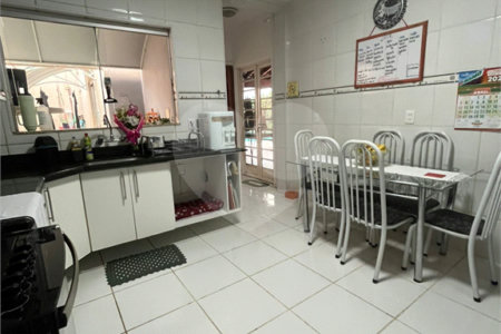 Casa à venda com 4 quartos, sendo 1 suíte, em Vila Santa Maria (vila Xavier), Araraquara, SP