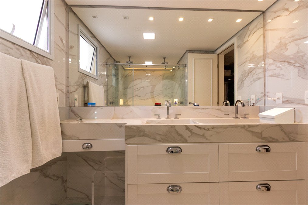 Apartamento à venda com 3 quartos, sendo 1 suíte,  em Vila Uberabinha, São Paulo, SP