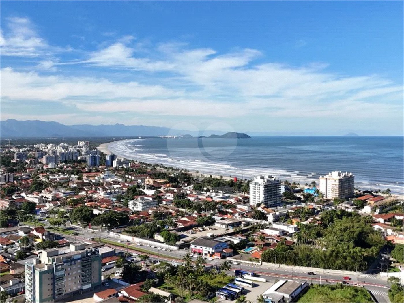 Apartamento à venda com 2 quartos, sendo 1 suíte,  no Centro, Bertioga, SP