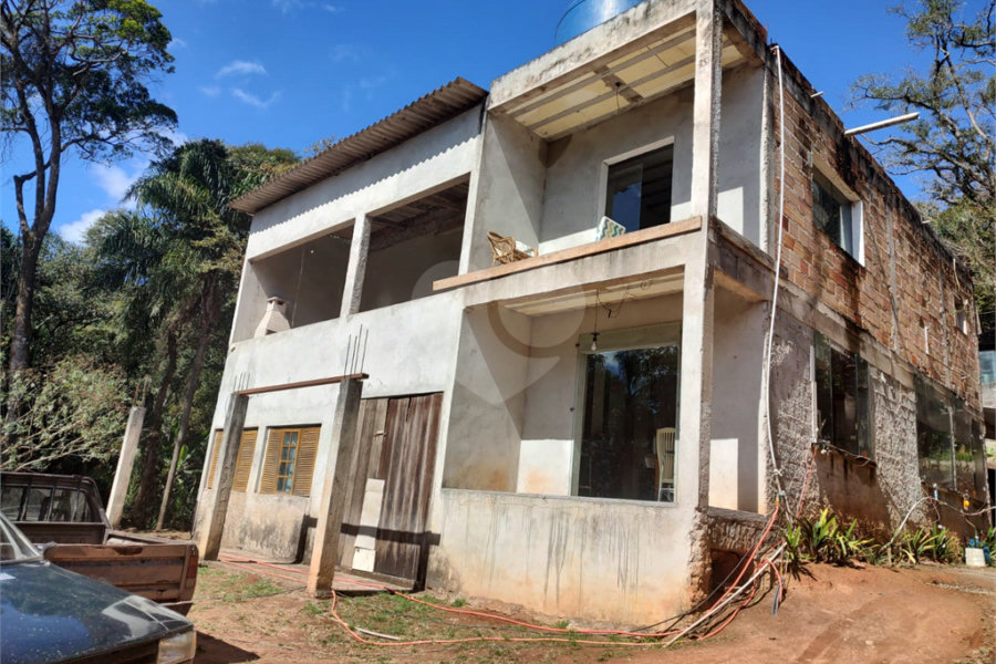 Sobrado à venda com 5 quartos, sendo 4 suítes, em Serra da Cantareira, Mairiporã, SP