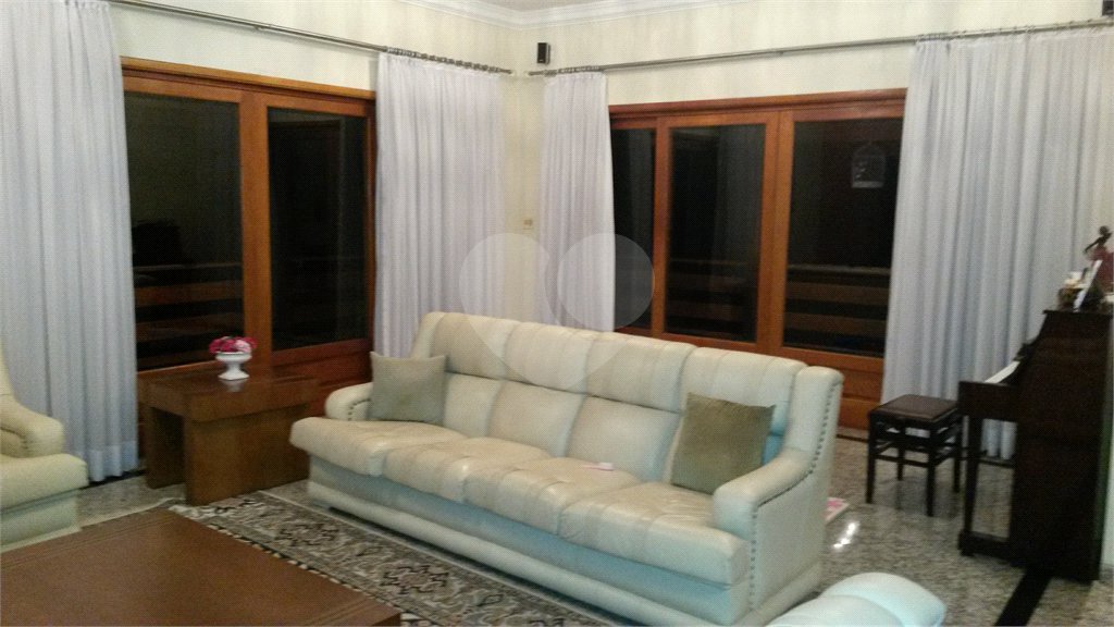 Casa à venda com 4 quartos, sendo 2 suítes, no condomínio Alpes da Cantareira, Mairiporã - SP