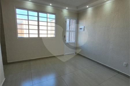 Seu Novo Lar Te Espera: Casa Aconchegante, Pronta para Morar e com 2 dormitórios e Amplo Quintal!
