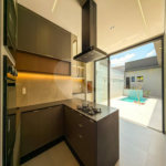 Casa Térrea Evidências - Indaiatuba/SP - R$ 1.950.000,00 - Área Total 307,33 m² - Área Construída 201,90 m² - TÉRREA - 03 suítes sendo a master com closet; Escritório; Lavabo; Cozinha com cooktop, forno, micro-ondas e coifa; Móveis planejados na hall de entrada, sala, escritório, cozinha, gourmet, s