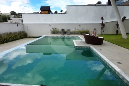 Casa à venda ou para alugar com 4 suítes no condomínio Figueira Garden, Atibaia - SP