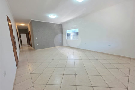 Casa à venda com 3 quartos, sendo 1 suíte, no condomínio Residencial Jardim das Palmeiras, Vinhedo - SP