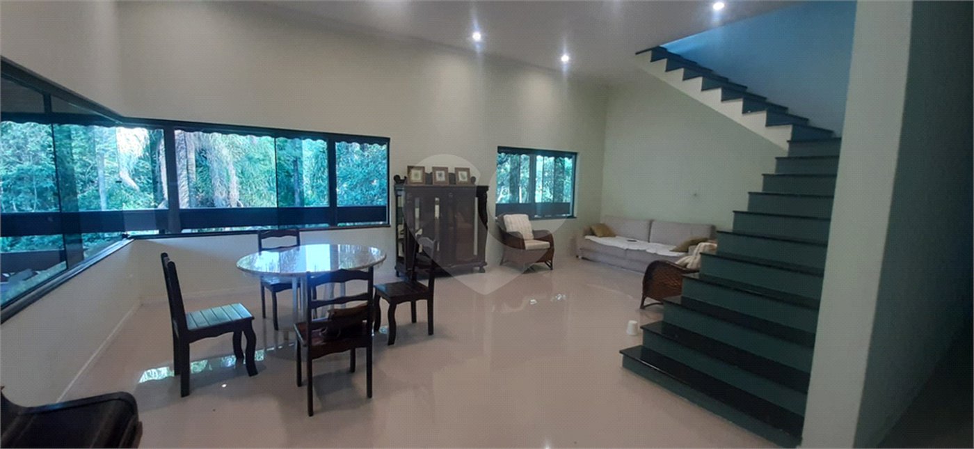 Casa à venda ou para alugar com 5 quartos, sendo 4 suítes, no condomínio Sausalito, Mairiporã - SP