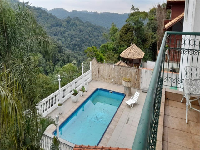 Casa à venda com 5 quartos, sendo 3 suítes, no condomínio Alpes da Cantareira, Mairiporã - SP